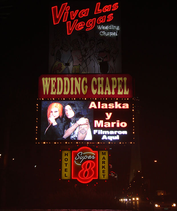 Alaska-y-Mario-Capilla-Viva-Las-Vegas