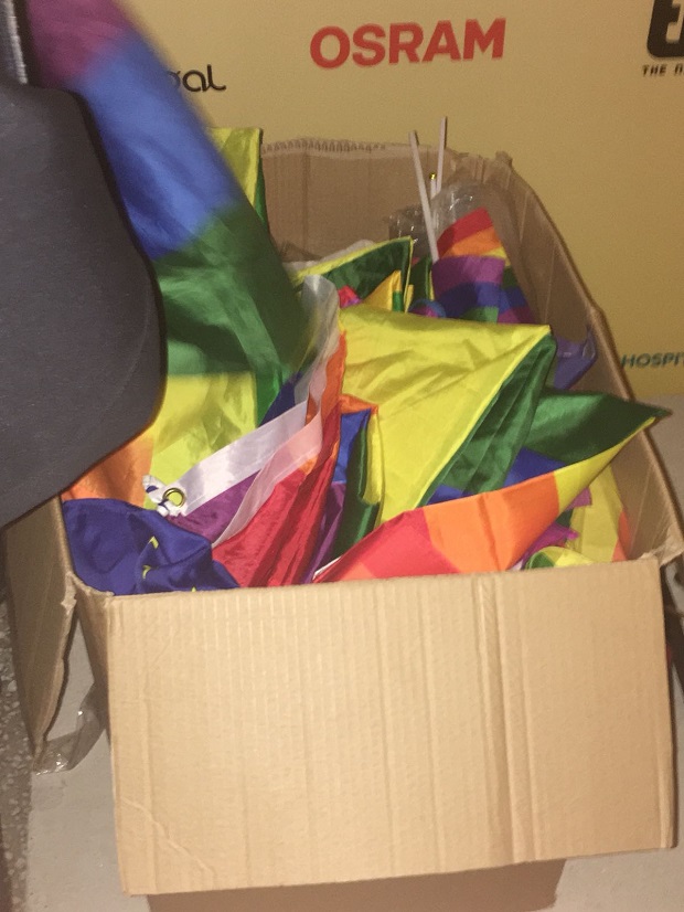 caja banderas arcoiris lgbt eurovision