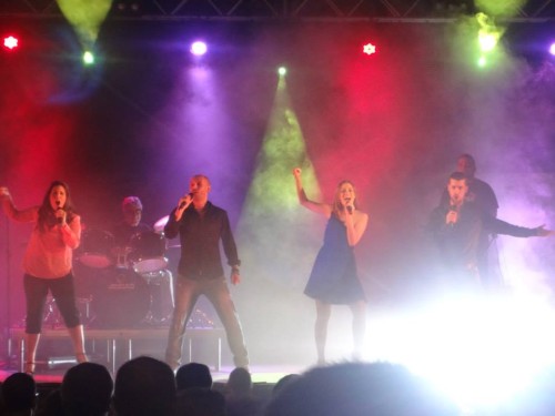 Víctor junto a Ana, Saray y Javier Enzo durante uno de los conciertos de este verano de La Década Prodigiosa