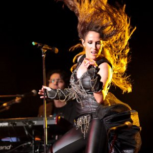 Malú-vestida-de-cuero