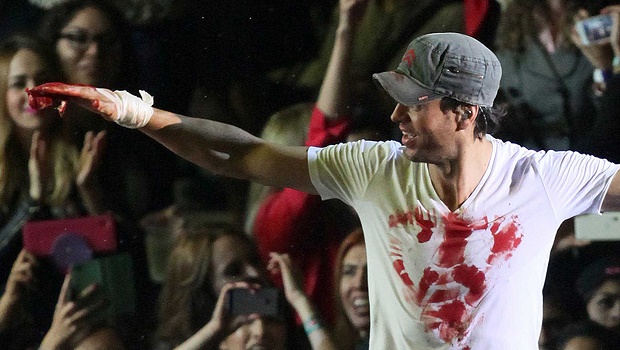 MEX14. TIJUANA (MÉXICO), 01/06/2015.- Fotografía del 30 de mayo de 2015 del cantante español Enrique Iglesias con un corazón pintado con su sangre en una playera, tras haber sufrido varios cortes en una mano durante su concierto en Tijuana (México). De acuerdo con una nota de sus representantes, "algo salió mal" cuando el cantante manipulaba un drone que suele utilizar "para dar una mejor experiencia visual" a sus aficionados. EFE/Olbaldo Medina