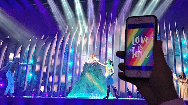 Nosotros subimos los móviles con la bandera arcoíris durante la actuación de Rusia en Eurovisión