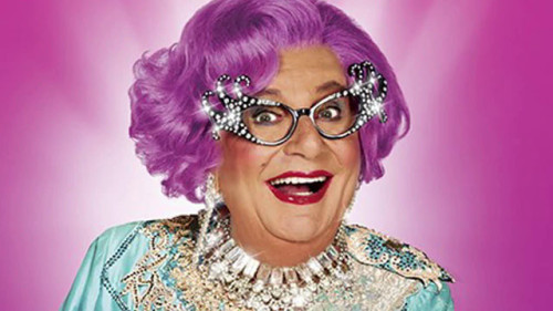 Dame Edna travesti