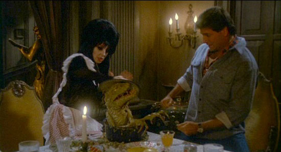 Elvira pelicula monstruo cocina